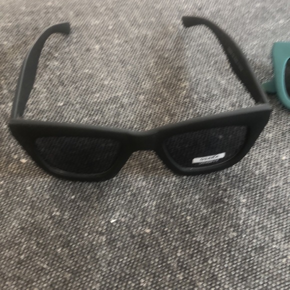 Plastic/rubber coated UV sunglasses. (New!) - Picture 2 of 7